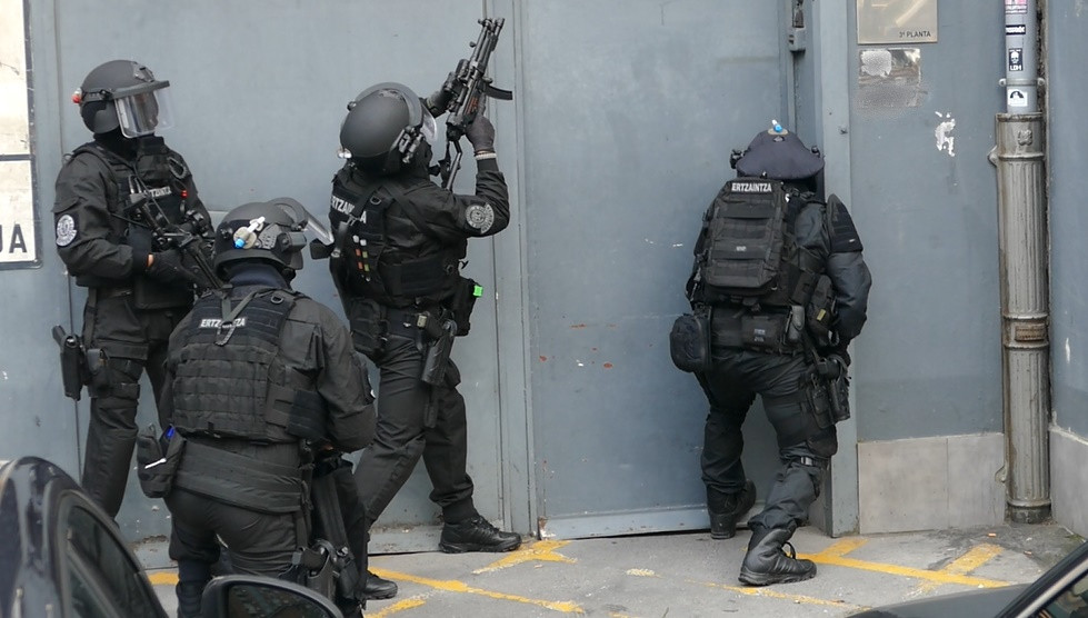 La Ertzaintza detiene en Irun a dos personas por terrorismo tras incautarles datos de las fuerzas de seguridad