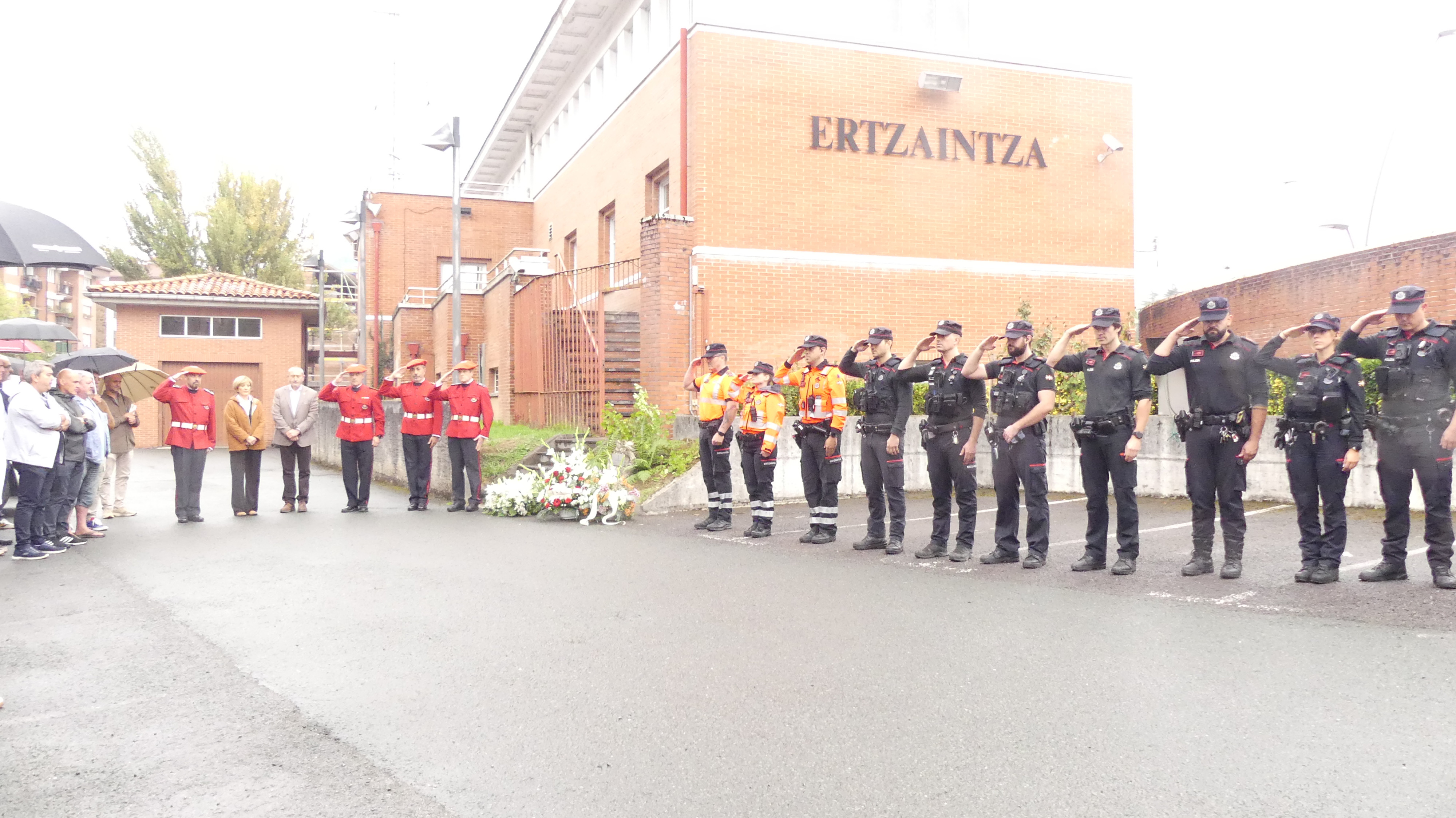 La Ertzaintza honra en Zumarraga a Juan José Pacheco Cano, asesinado por ETA hace 38 años