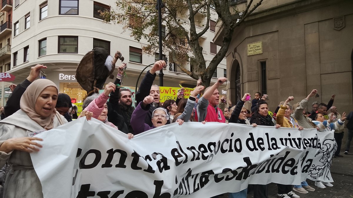 Una multitudinaria manifestación pide al Gobierno de Navarra expropiar las viviendas de Testa y llama a la huelga general del 11 de noviembre por la vivienda