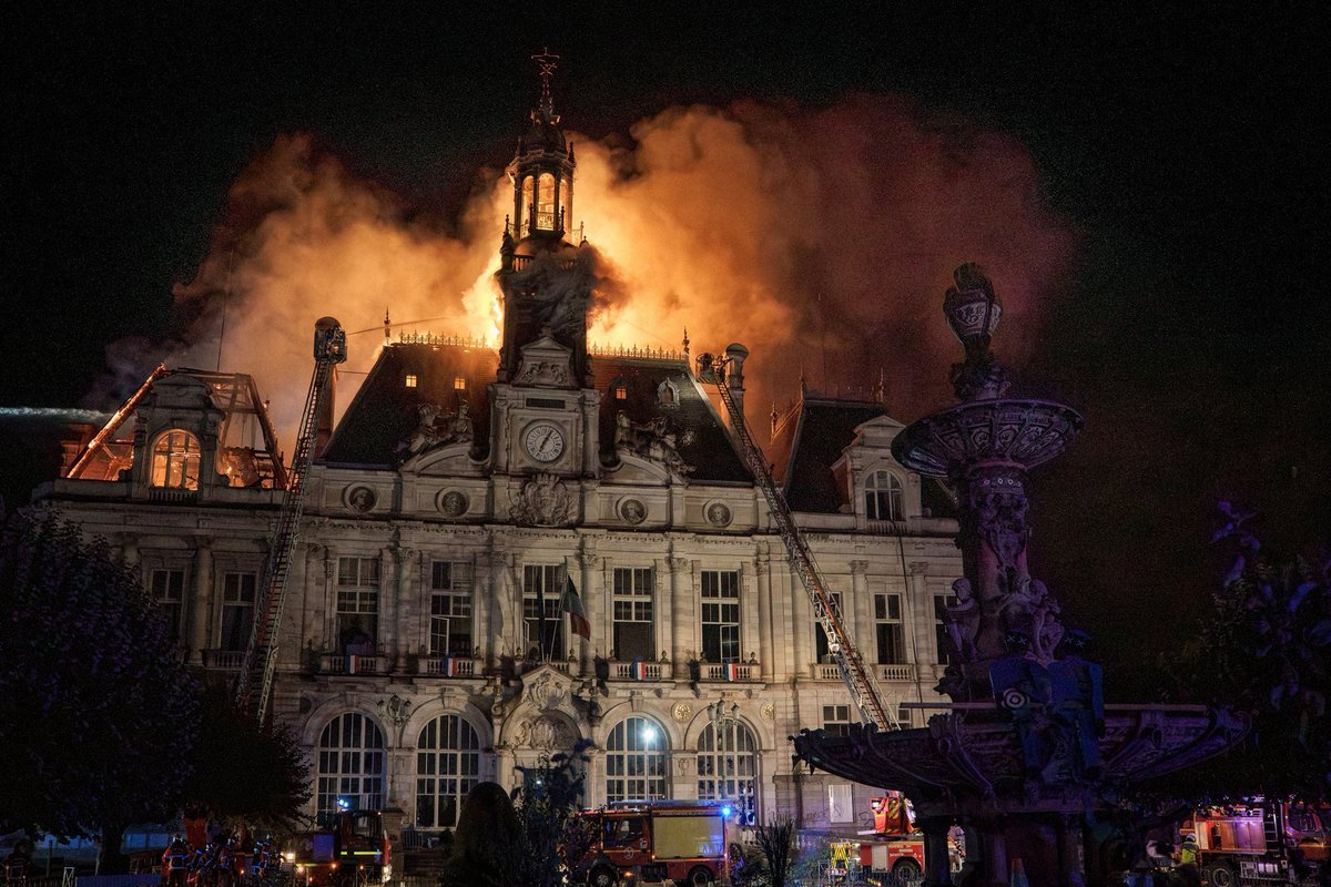El Ayuntamiento de Limoges, casi destruido por un incendio en una jornada de protestas en Francia