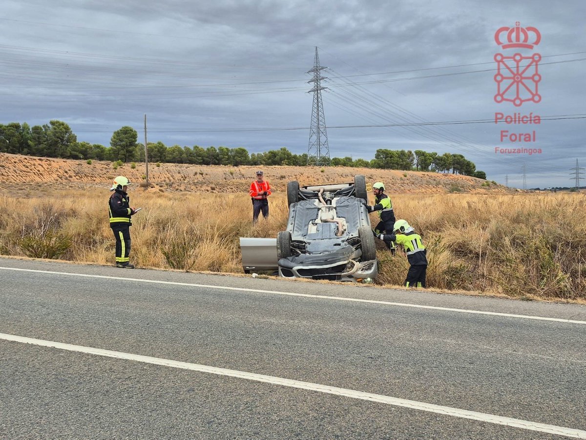 Espectacular vuelco en Murchante: el coche termina con las ruedas hacia arriba y la conductora iba ebria
