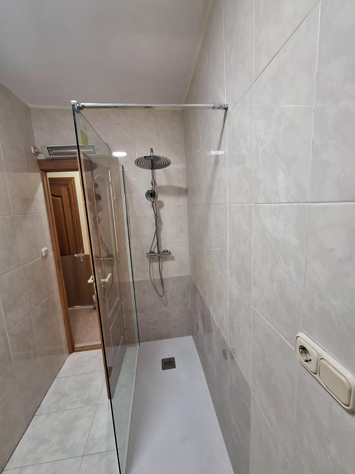 Tejados y Reformas JJ: cambiar la bañera por un plato de ducha desde 1.500 euros en Pamplona
