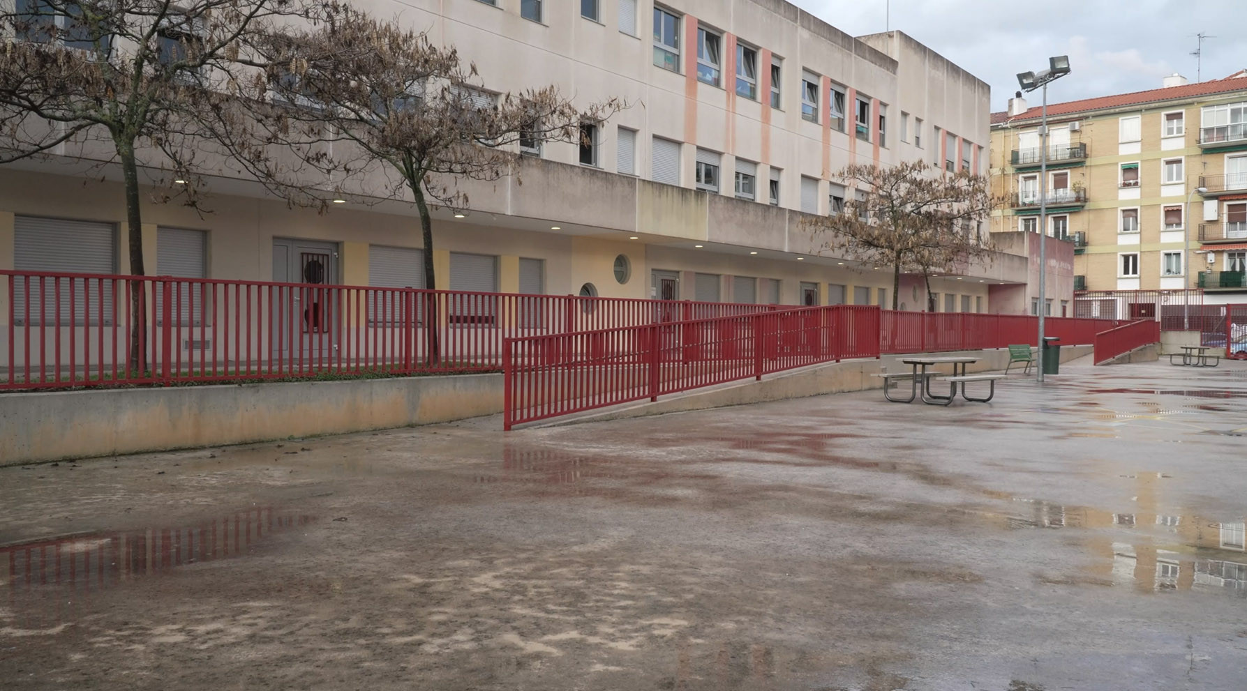 El patio del CPEIP Rochapea está naturalizado para la próxima primavera