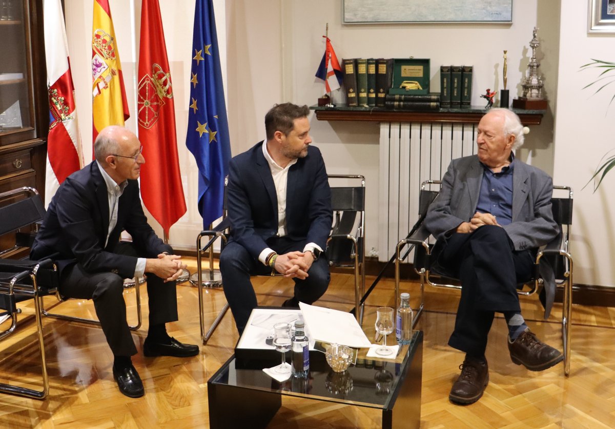 El alcalde de Tudela recibe a Enrique Cuadra, sobrino de Aquiles Cuadra, que le entrega la declaración de reparación del Gobierno de España