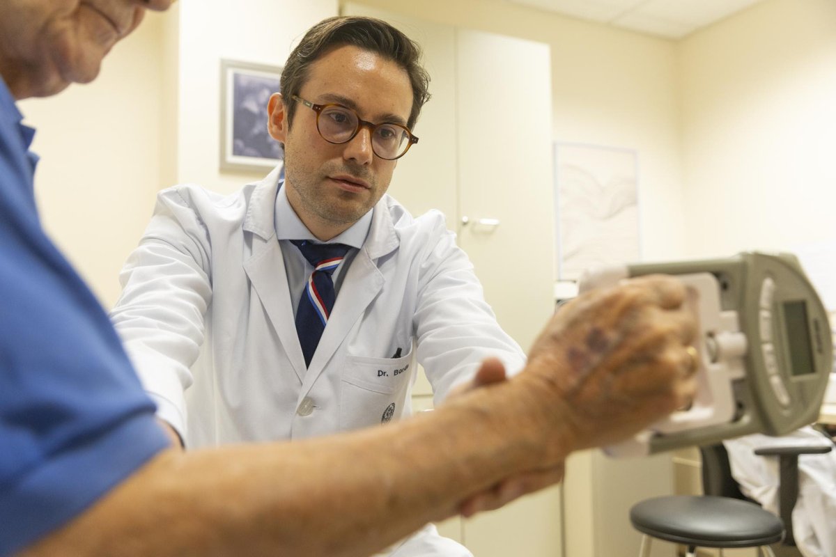 Un geriatra de la Clínica Universidad de Navarra defiende tratar juntos el deterioro de hueso y músculo en mayores