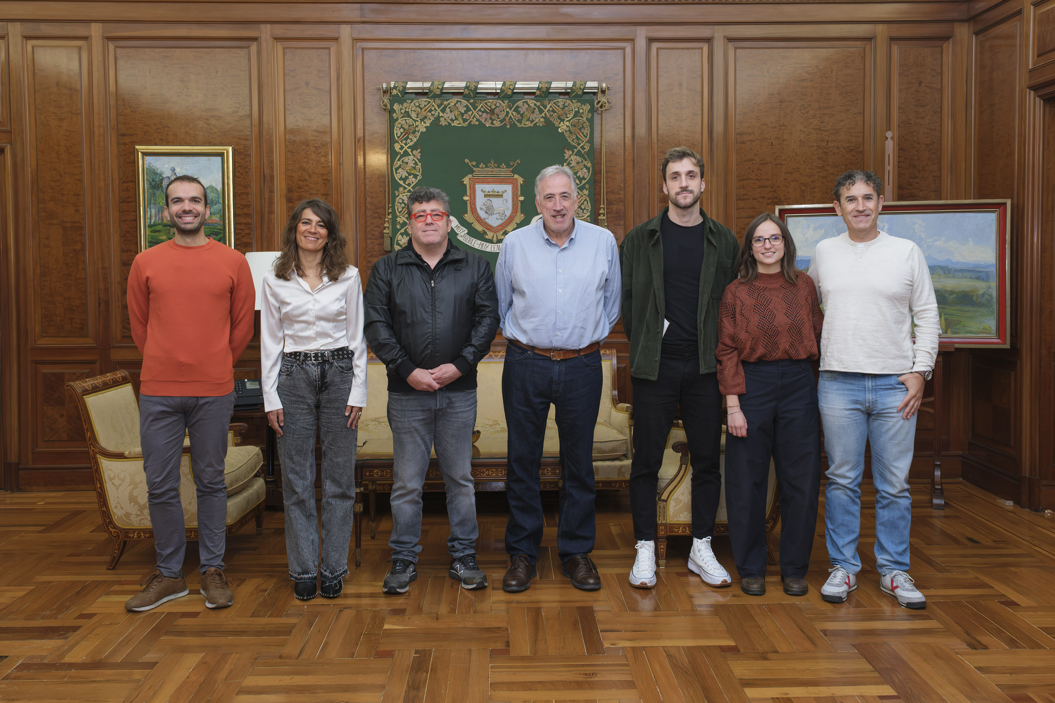 Joseba Asiron recibe a la nueva directiva de La Pamplonesa 