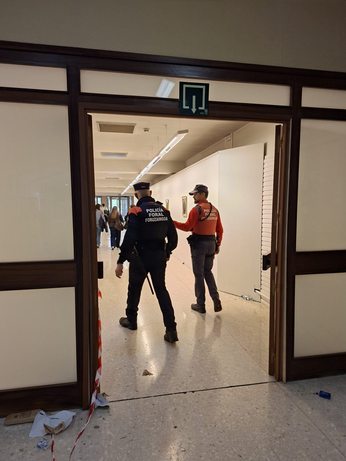 Tensión y empujones en las colas por las entradas de la Carpa Universitaria: ha tenido que acudir intervención de Policía Foral
