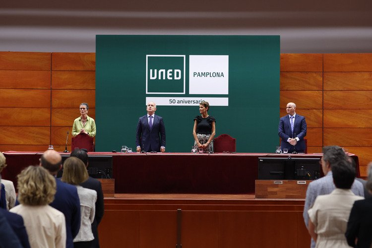 La UNED Pamplona inaugura el curso 2026-2027 con la entrega de bandas y diplomas a 57 egresados