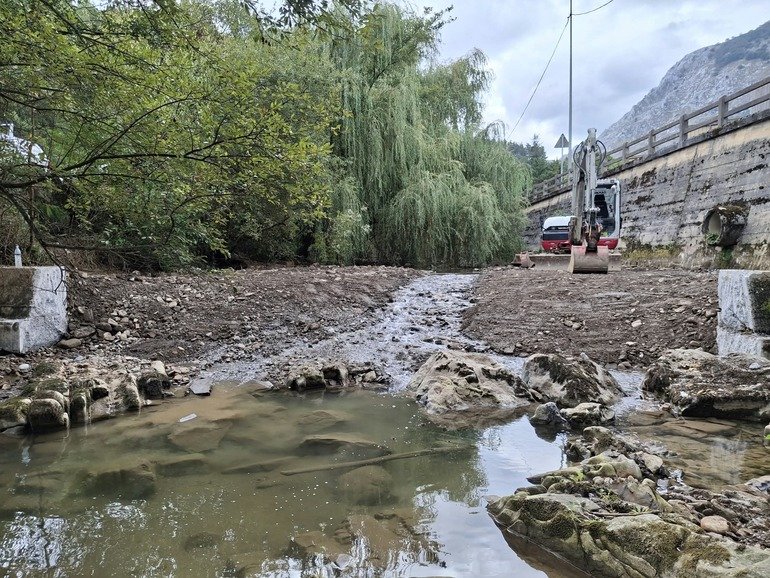 Restauran el río Mañaria en Izurtza al eliminar azudes y mejorar el hábitat piscícola