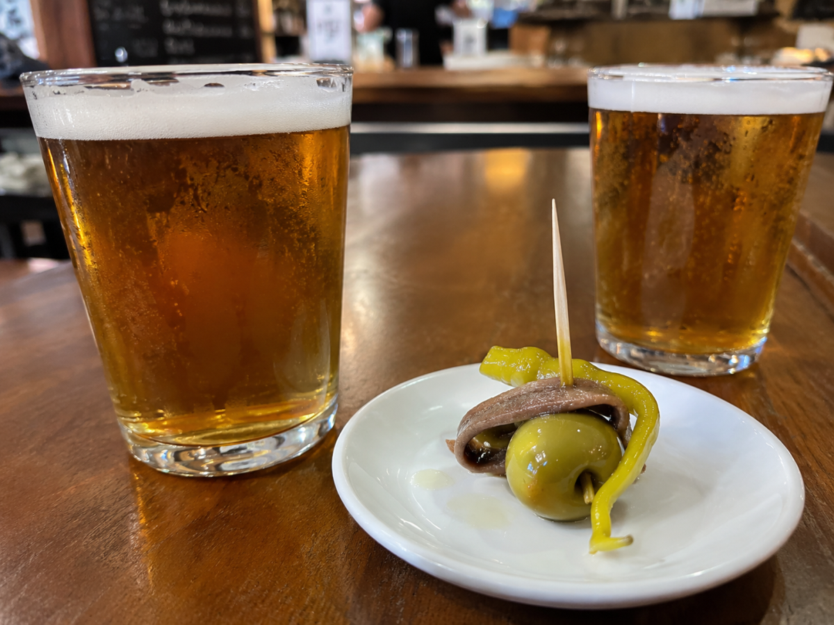 Las gildas y los encurtidos, la tapa favorita de los navarros para acompañar una caña, según un estudio