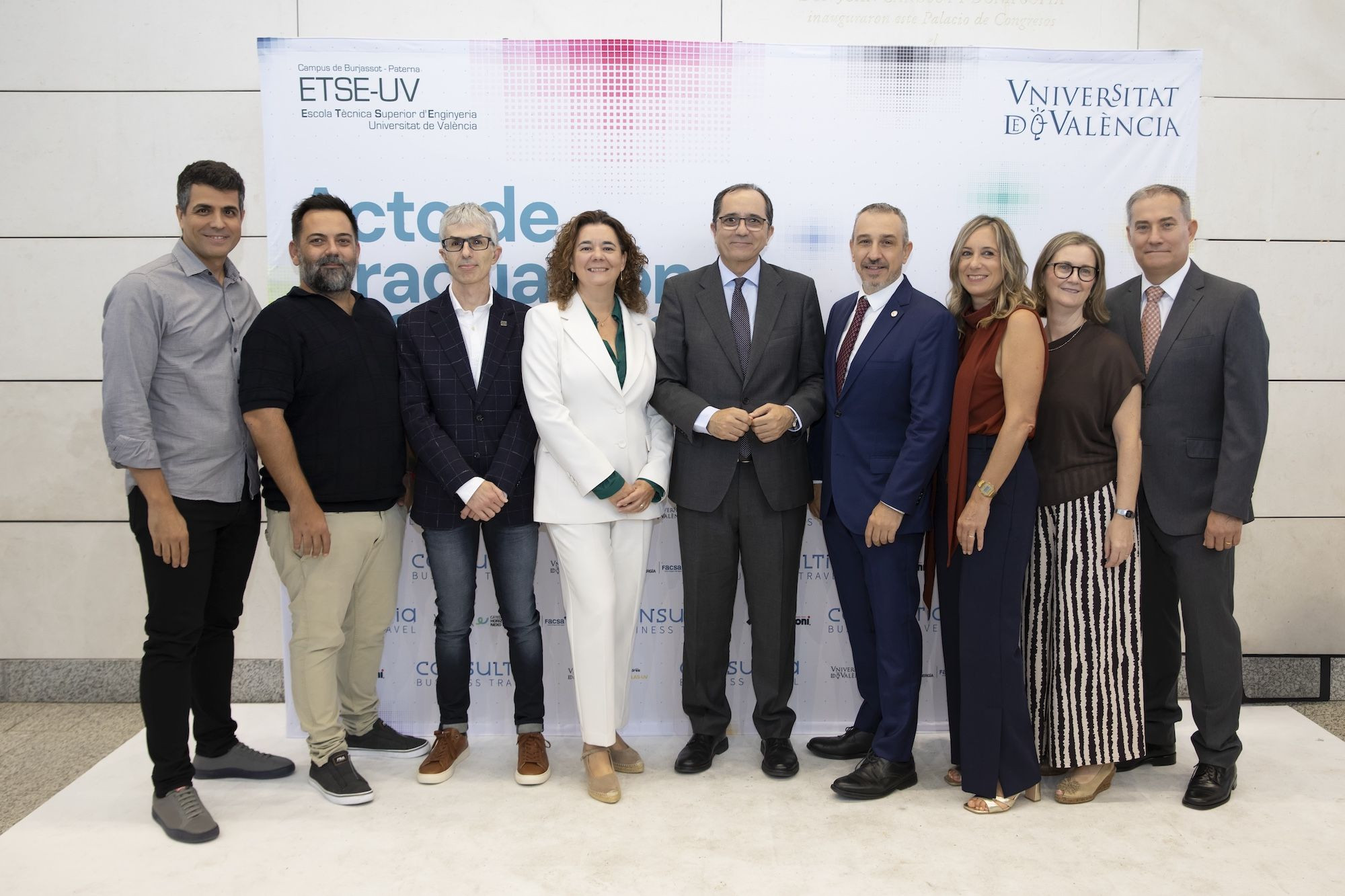 Juan Luis Gandía, rector de la UV, destaca el valor social de la ingeniería en la graduación de la ETSE