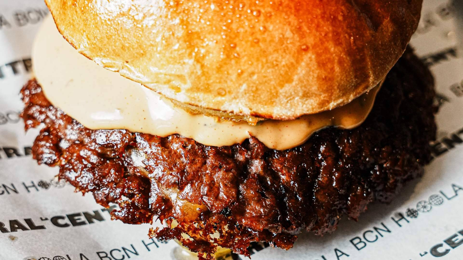 Smash burger o hamburguesa clásica; dos formas de entender la burger en Barcelona