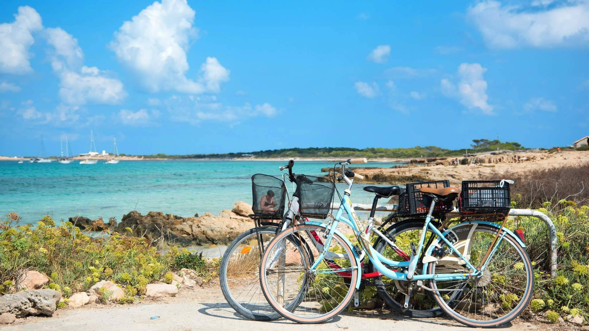 Aguas cristalinas, salinas, rutas en bicicleta y actividades para disfrutar de Formentera