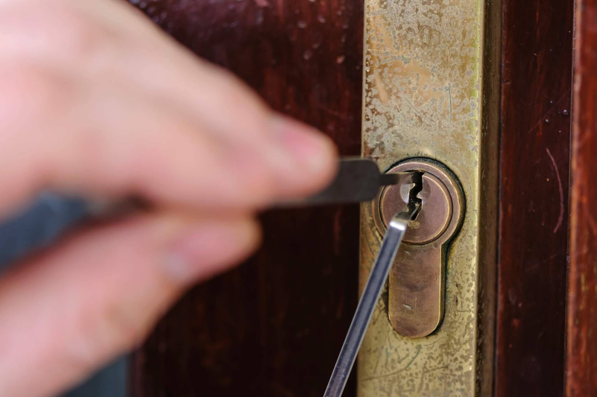 Urgencias Cerrajeros explica cómo actuar al quedarse fuera de casa sin llaves