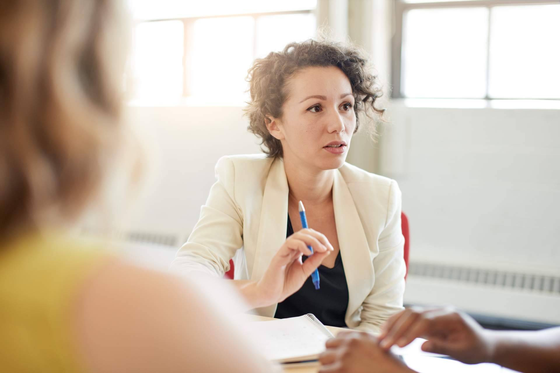 Hablar inglés con fluidez ya no basta; la habilidad que marca la diferencia en los puestos directivos