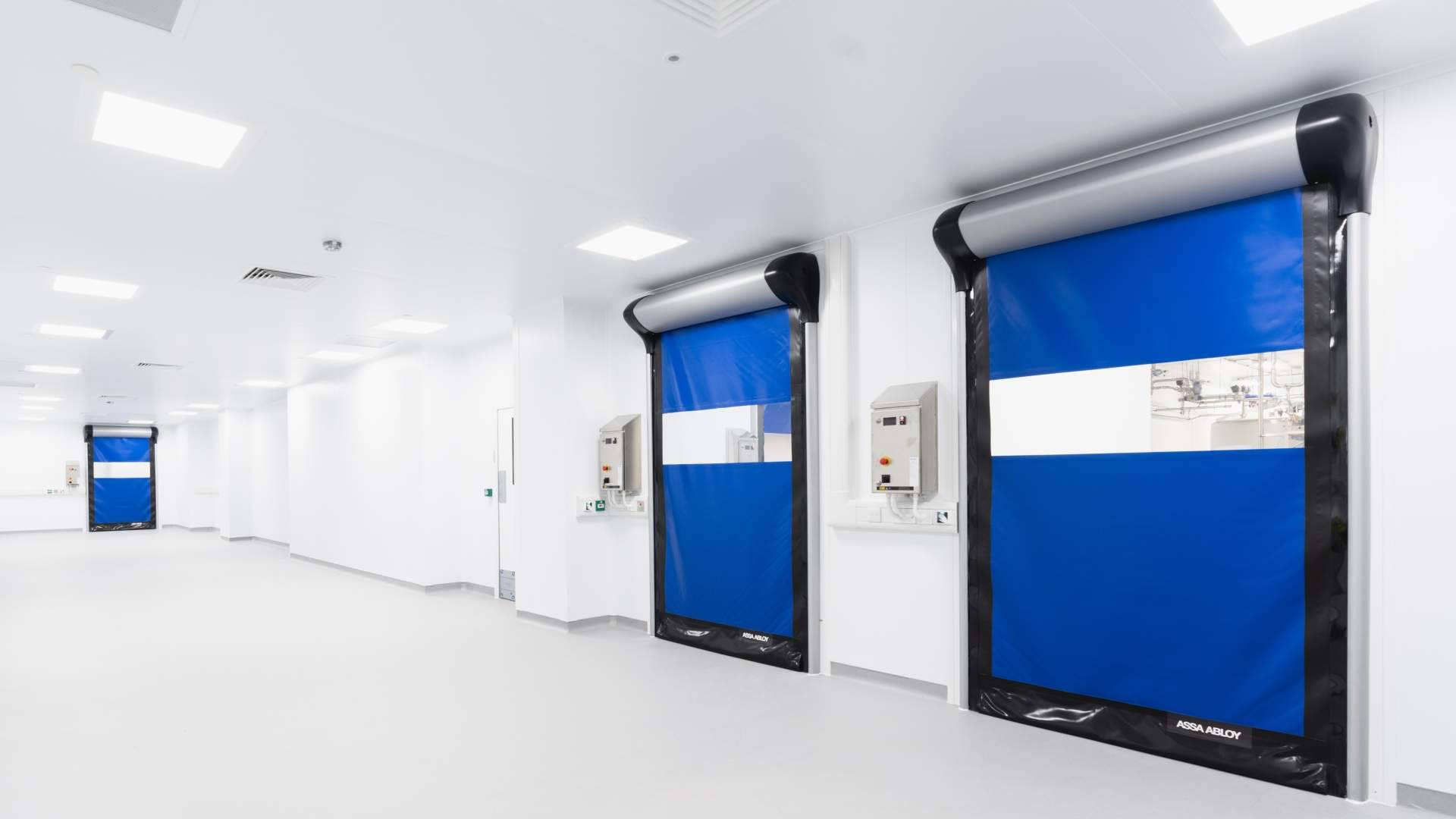 Puertas rápidas para salas limpias; ASSA ABLOY ofrece soluciones específicas para cada nivel de exigencia