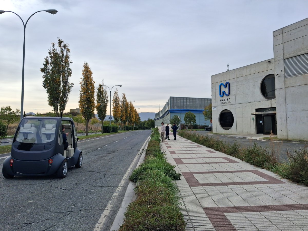 Un minibús eléctrico y autónomo prueba en Pamplona el circuito urbano de NAITEC