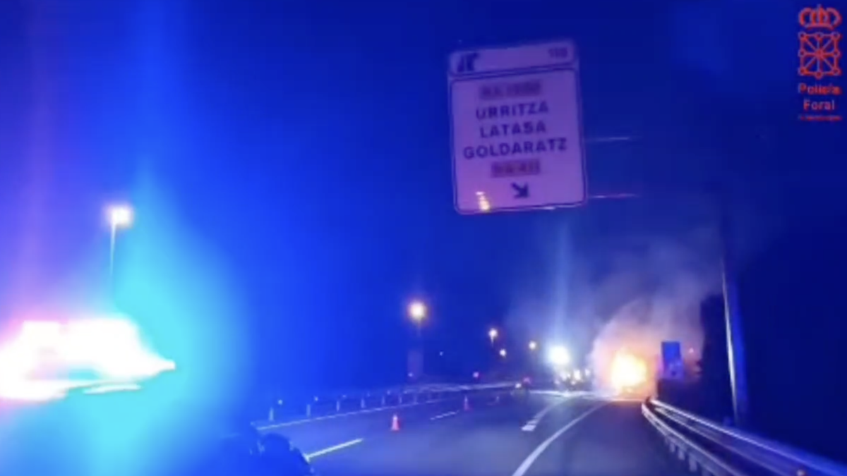 Un camión con material inflamable arde durante horas en la A-15 en Imotz y obliga a mantener un carril cortado de la Autovía