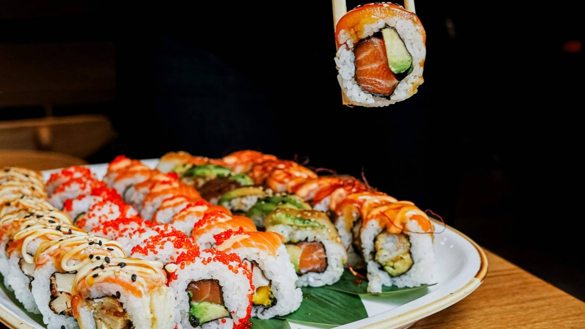Comida japonesa para grupos; calidad y precios competitivos para reuniones y celebraciones