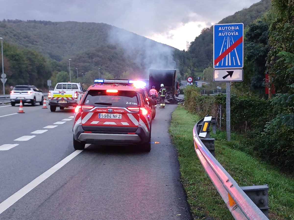 El camión incendiado en la A-15, en Imotz, sigue humeando y no podrá retirarse hasta su total extinción