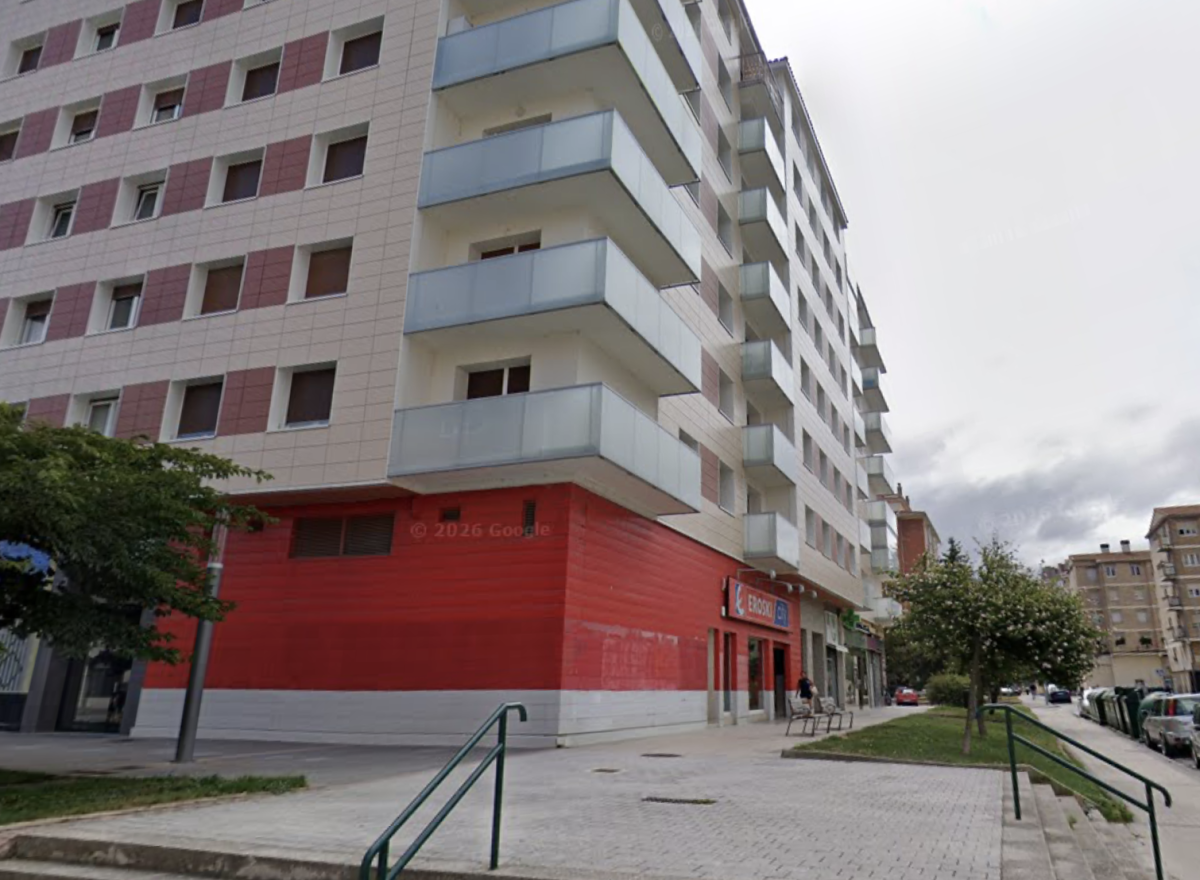 Condenado un octogenario a seis meses de prisión por acosar a una empleada del Eroski de San Juan, en Pamplona: le tiraba cubos de agua desde la ventana