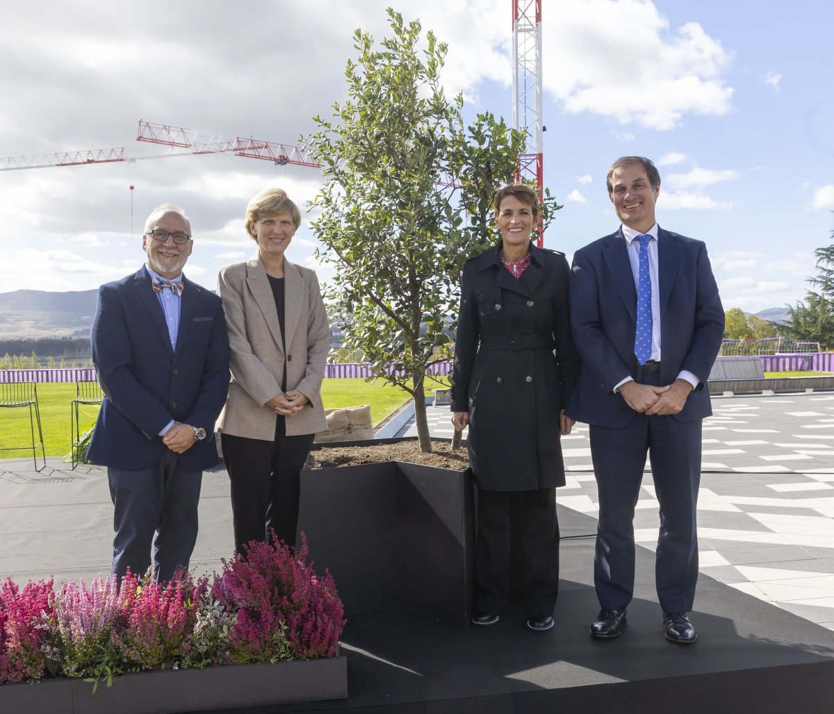 La Universidad de Navarra planta una encina como «primera piedra» de su Centro Bioma