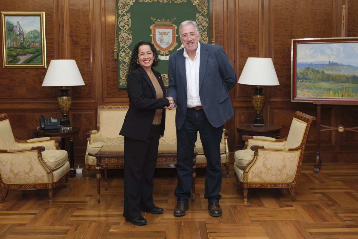 Joseba Asiron Saez y Alexa Avilés comparten políticas sociales en Pamplona y Nueva York