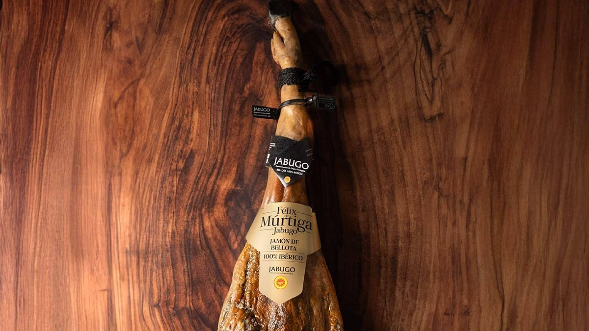 Jamón o paleta ibérica; cuáles son sus diferencias y qué pieza elegir