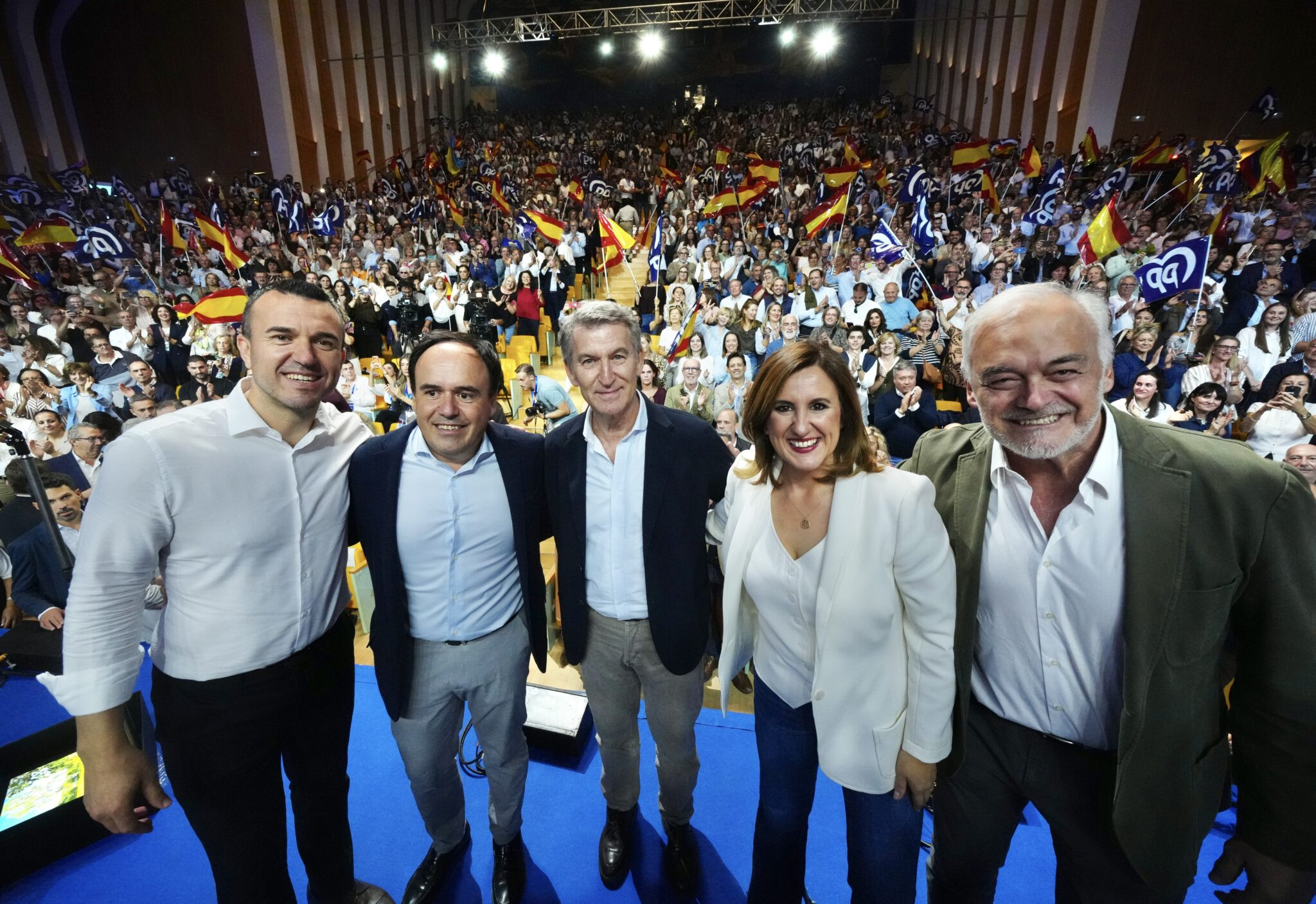 Feijóo critica al Gobierno por el doble cobro inflacionario en a los ciudadanos en un mitin en Valencia ante 1.500 personas