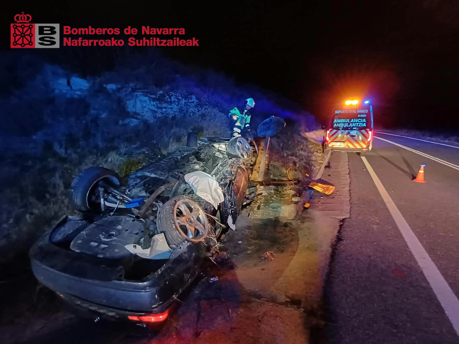 Herido grave un joven, de 21 años, tras una salida de vía y choque contra un muro en Ujué