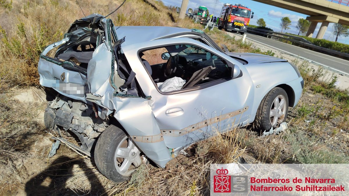 Un camión se lleva por delante un coche averiado en la AP-15, a su paso por Olite: las ocupantes resultaron ilesas de milagro