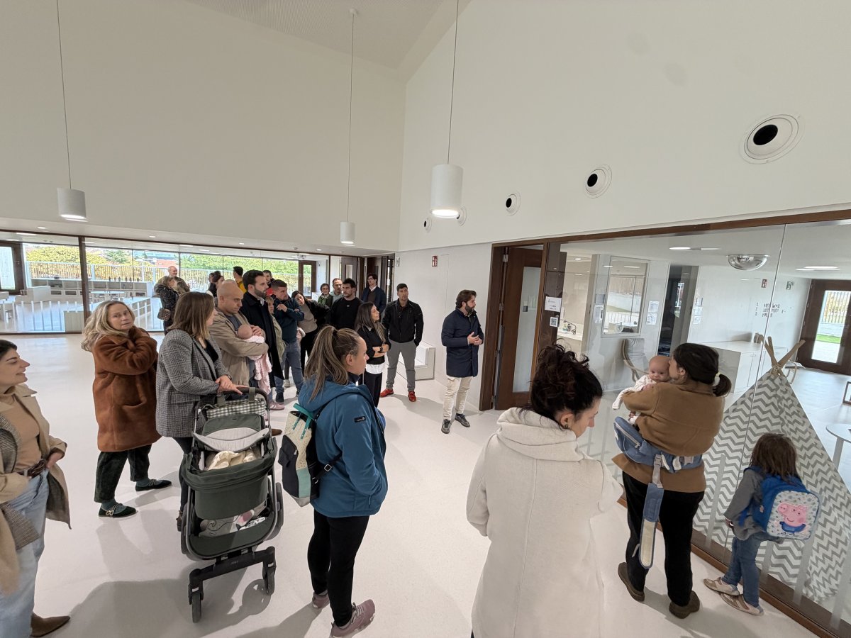 Sarastigorri abre sus puertas: unas 100 personas recorren la nueva escuela infantil de Zizur Mayor