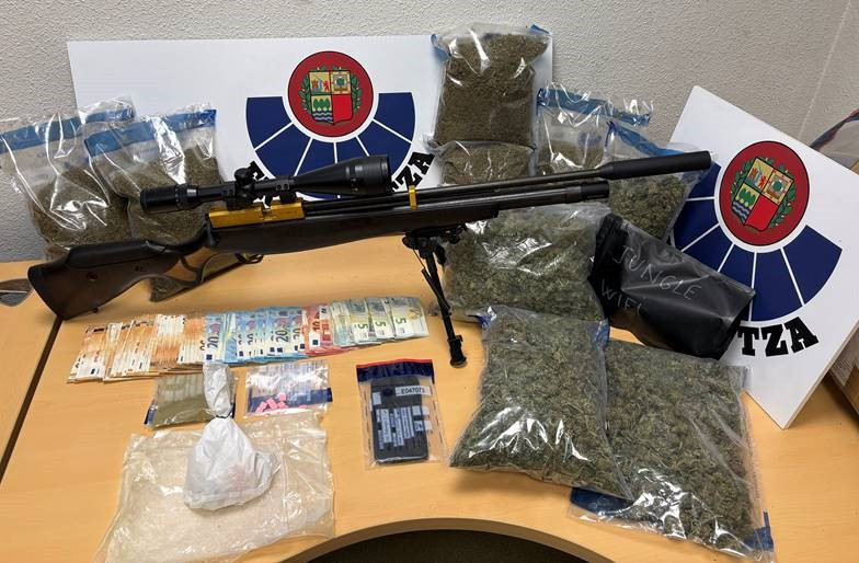 Detienen a un hombre y procesan a otro tras hallar drogas, armas y dinero en una huerta de Iurreta