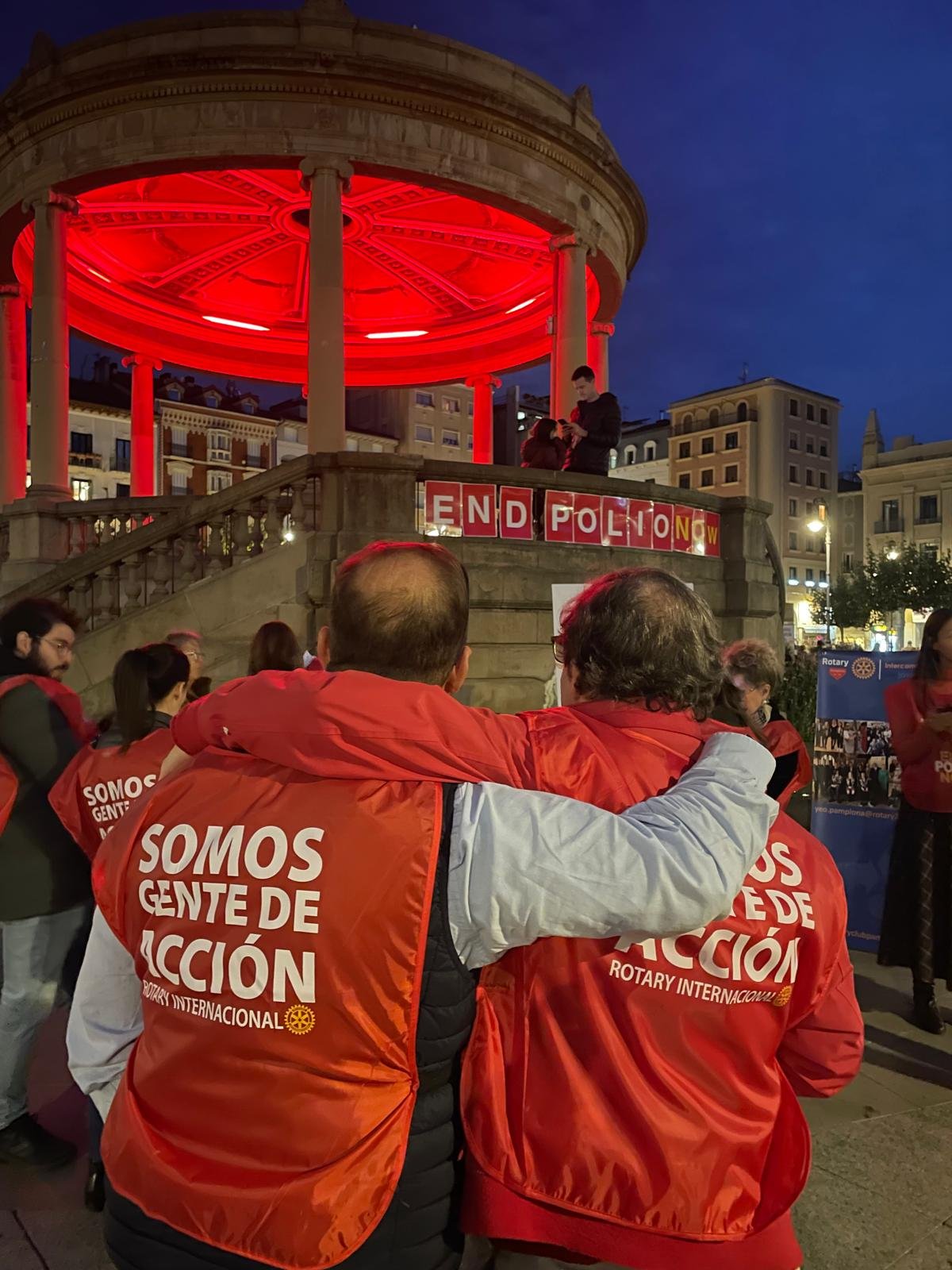 Espacios emblemáticos de Pamplona y Navarra se iluminaron de rojo contra la polio