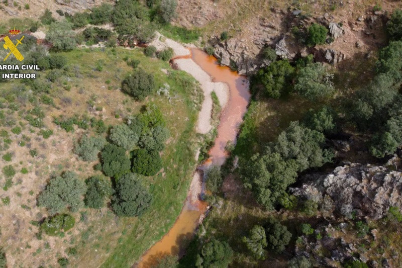 Investigan a tres personas y una empresa por verter líquidos altamente contaminantes en la rivera de Calaboza (Huelva)