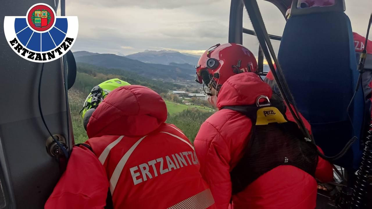 Rescatada en helicóptero una mujer accidentada en el nacedero del río Zirauntza en Araia
