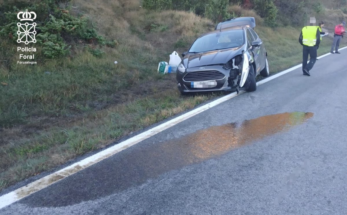 Un motorista, trasladado al HUN tras caer sobre una mancha de gasoil en la NA-120, en Lizarraga