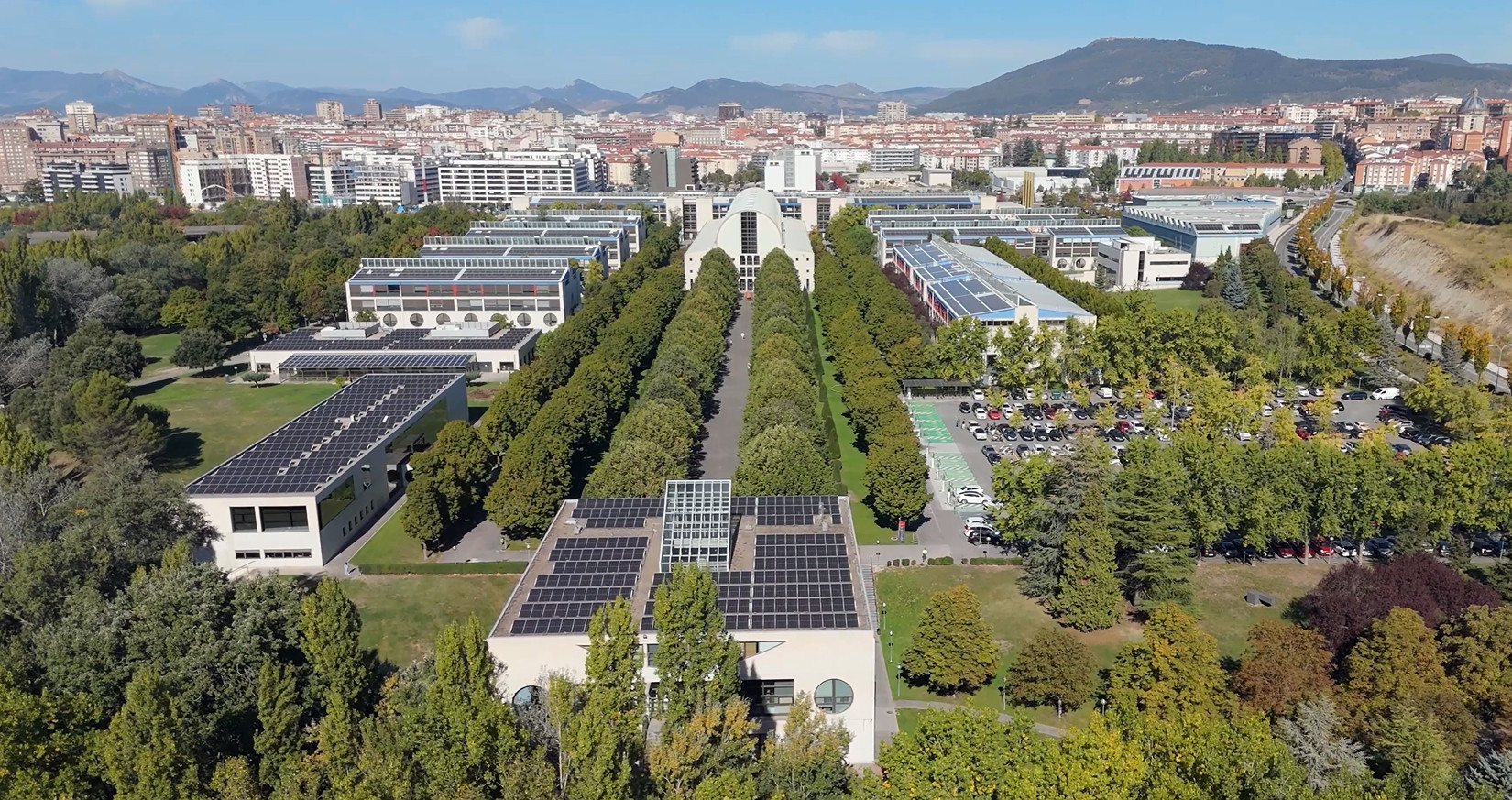 Empleados de la Universidad Pública de Navarra inician un curso sobre desafíos ambientales en Pamplona 