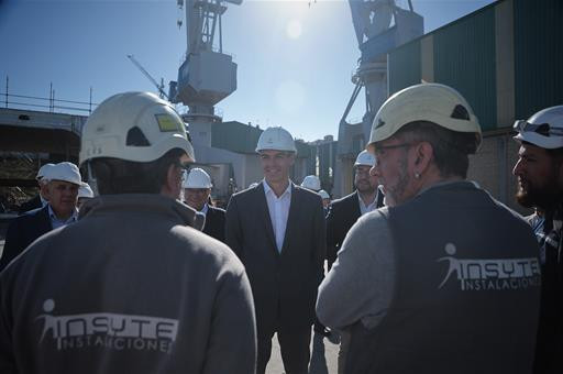 Pedro Sánchez visita los astilleros Armón en Gijón y revisa el nuevo ferry eléctrico para Baleària