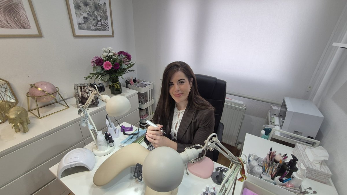 Silvia convierte su pasión por la estética en un estudio propio con la manicura como gran protagonista