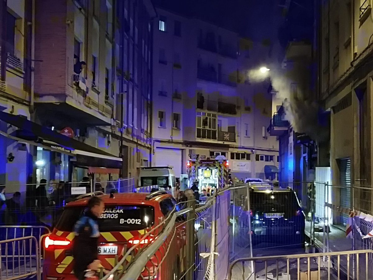 Un incendio en un transformador deja sin luz varios bloques de viviendas en Burlada