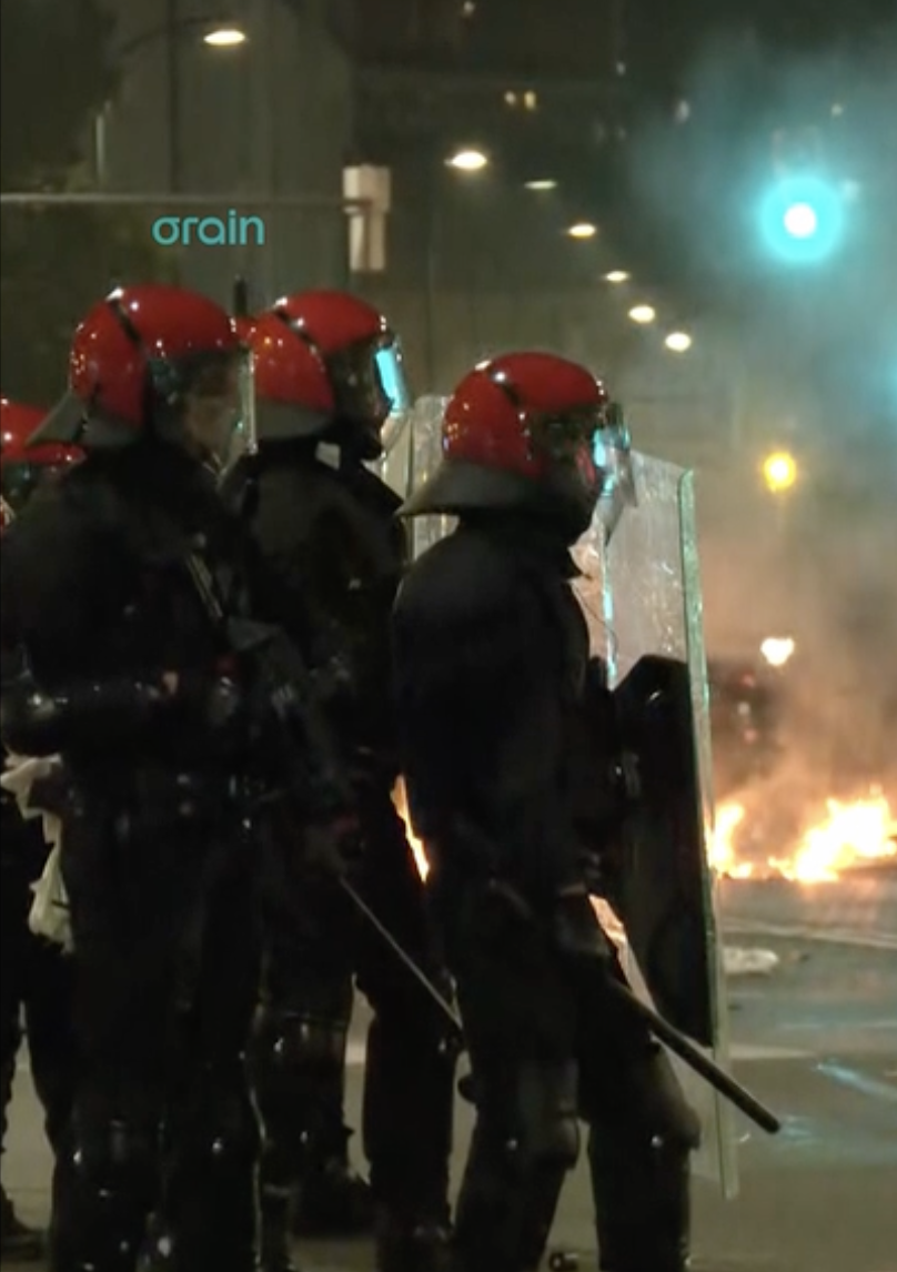 La Ertzaintza eleva a 19 los detenidos por los disturbios y saqueos en Bilbao tras la desconvocatoria del acto de Vito Quiles