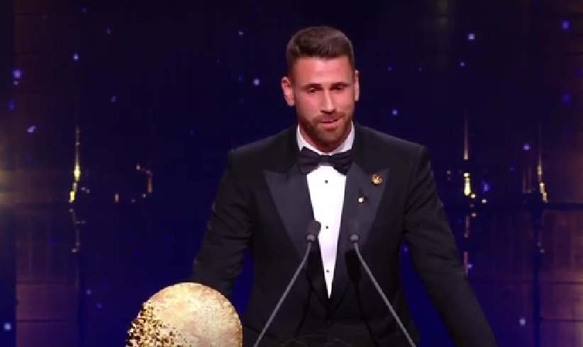 Unai Simón gana el Trofeo Yashin en la Gala del Balón de Oro y corona un año histórico con el Athletic