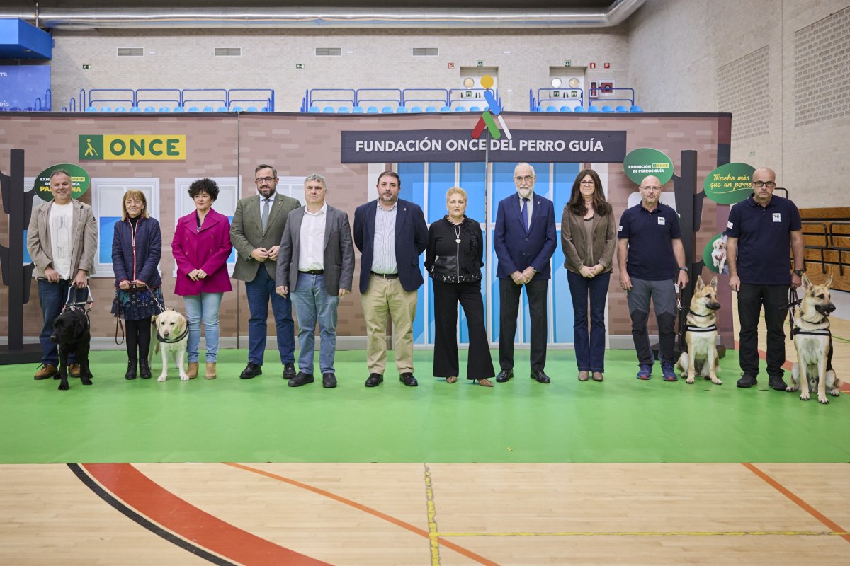 Más de 400 personas conocen en Pamplona el trabajo de los perros guía de la ONCE
