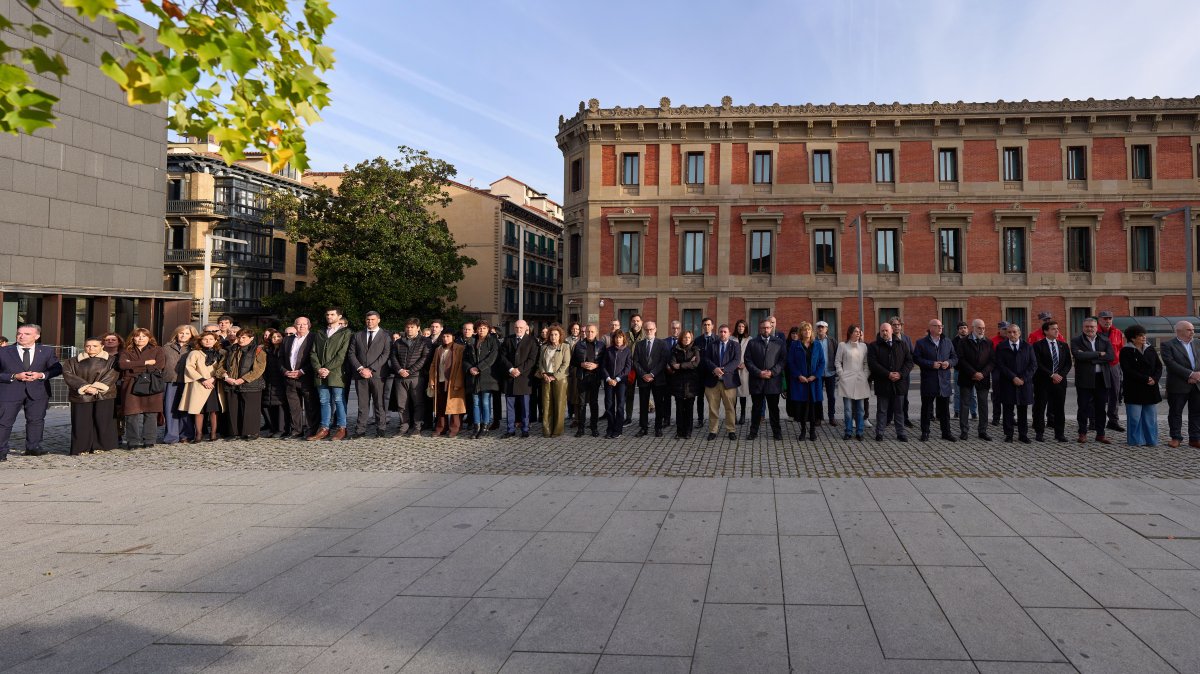 Concentración silenciosa del Parlamento de Navarra en señal de duelo por las víctimas del accidente de tren de Toledo