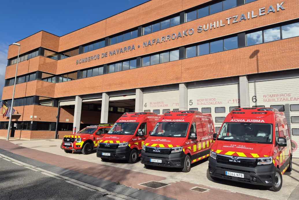 Los Bomberos de Navarra incorporan tres ambulancias y una bomba forestal ligera en su flota