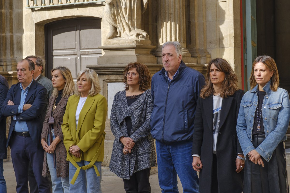 Pamplona se concentra en la Plaza Consistorial en duelo por las víctimas del accidente ferroviario de Urda