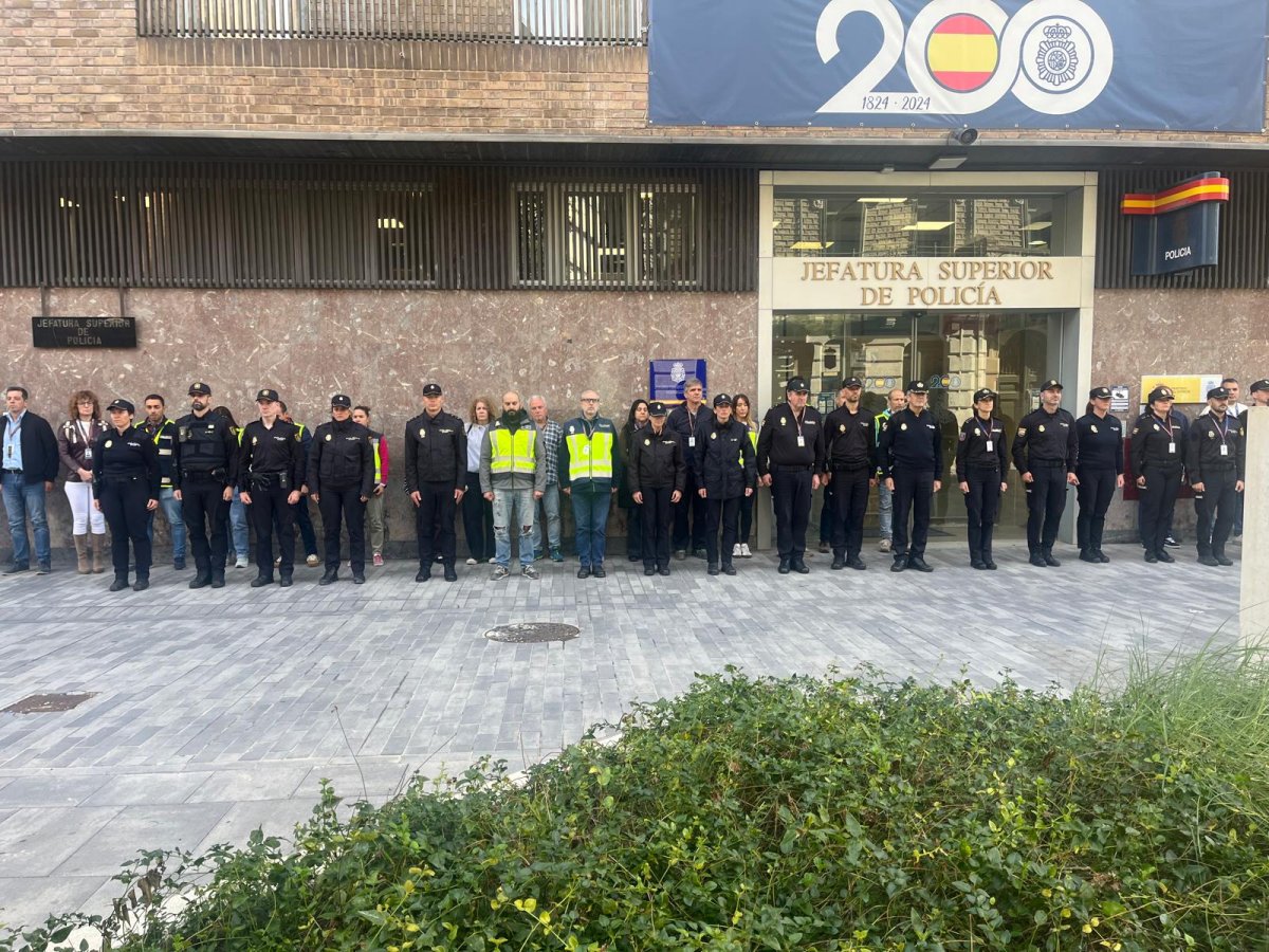 La Policía Nacional en Navarra guarda un minuto de silencio por las víctimas del accidente ferroviario de Urda