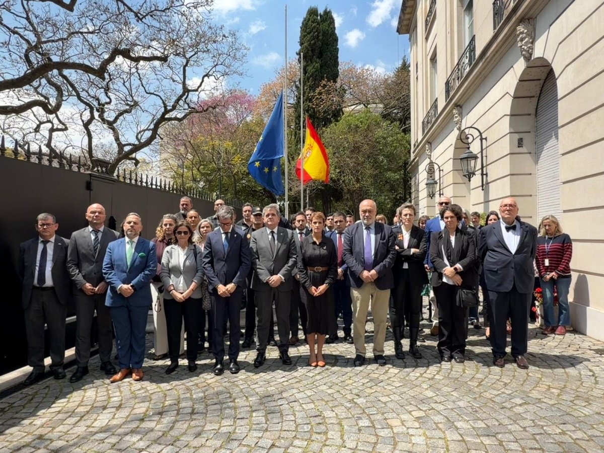 Chivite participa en Buenos Aires en el minuto de silencio de la Embajada de España por las víctimas de la tragedia de Toledo