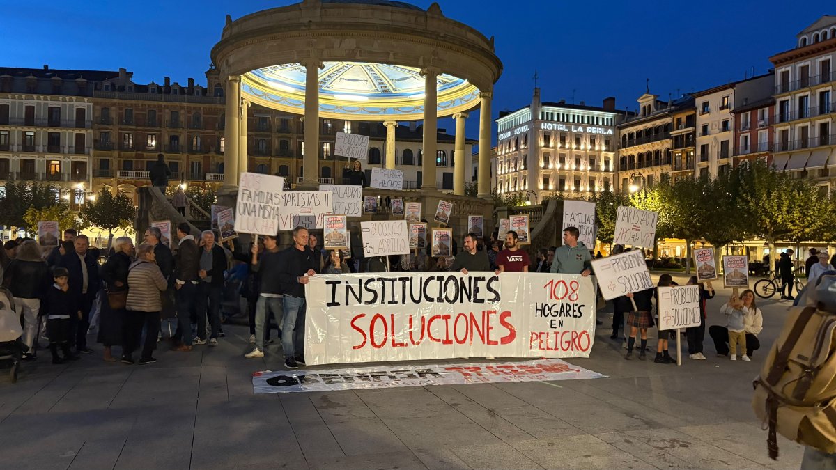 Las 108 familias de Maristas II vuelven a concentrarse para exigir que las administraciones desbloqueen sus viviendas